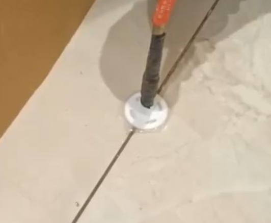 屯昌瓷砖空鼓维修公司专业解答瓷砖在铺贴过程中，如果没有涂抹均匀到位的粘结材料（如水泥砂浆或瓷砖胶），可能会导致以下问题