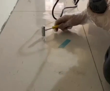 屯昌瓷砖开裂维修公司专业分享瓷砖在铺贴前如果没有沥干水分，将会导致以下问题